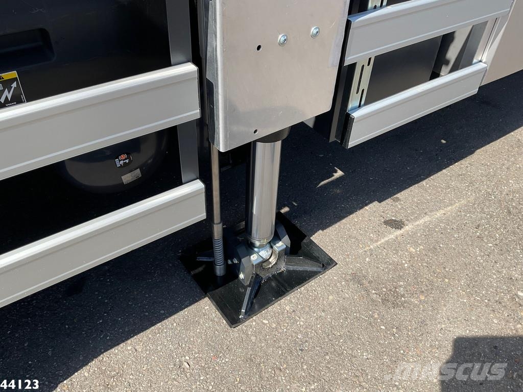 Volvo FM 420 8x2 Hiab 25 Tonmeter laadkraan Welvaarts la 吊鉤式起重車