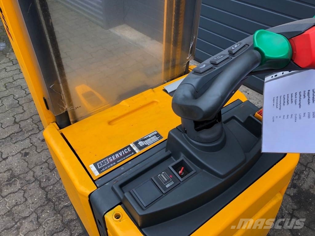 Jungheinrich ERC Z12 Stand-in stackers