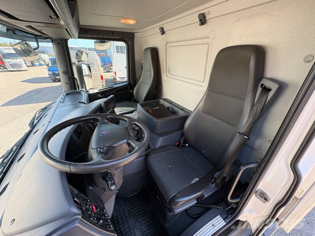 Scania P 360 4x2 KSA-kori + PL-nostin Camiones caja cerrada