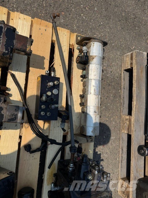 Volvo A 40 D USED HYDRAULIC PARTS Hidráulicos