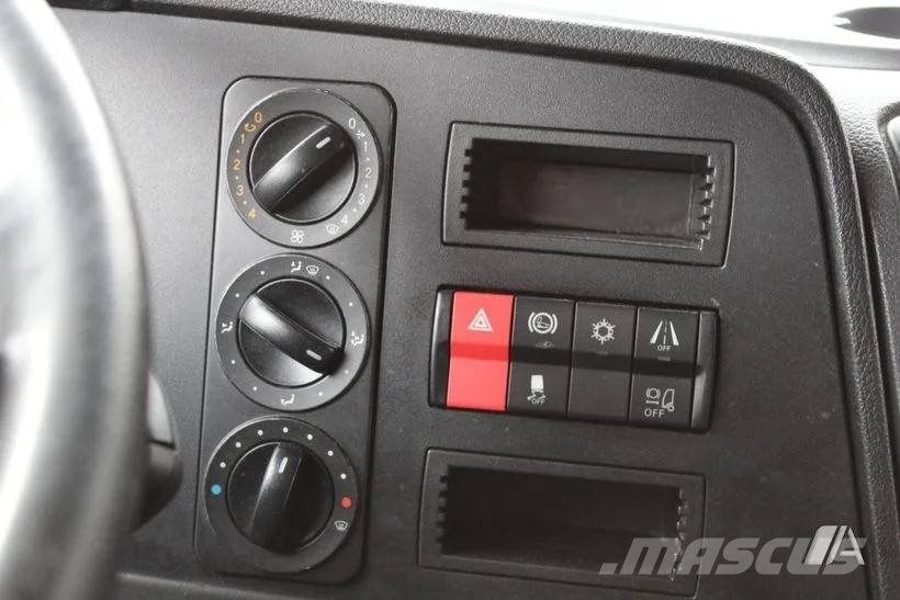 Mercedes-Benz Atego 818 - 8T--010 Camiones con caja de remolque