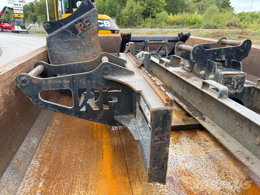 JCB 110 W Hydradig med vagn och mycket redskap Escavatori gommati