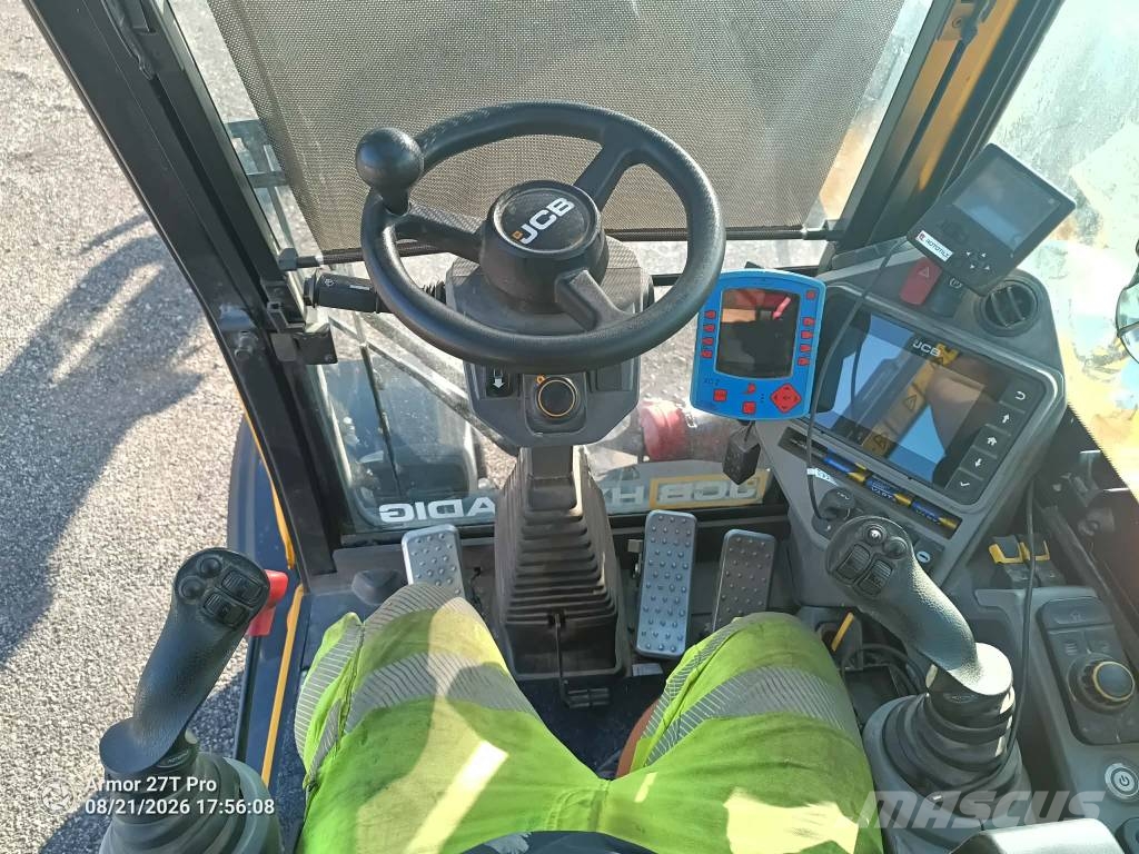 JCB 110 W Hydradig med vagn och mycket redskap Wielgraafmachines