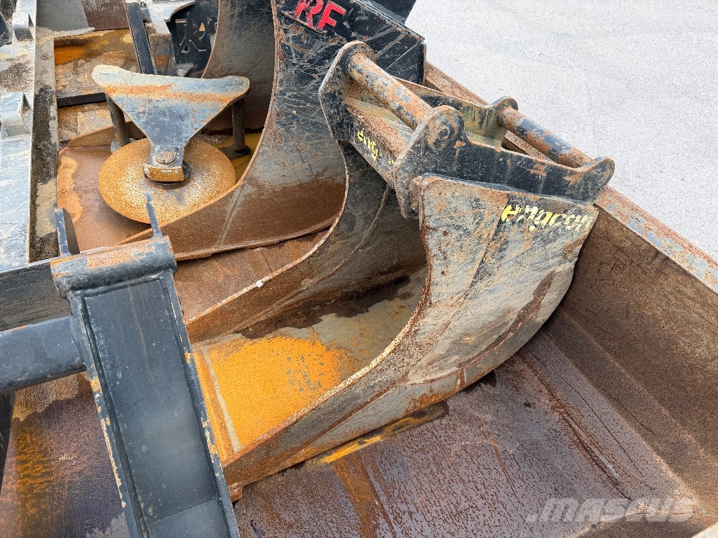 JCB 110 W Hydradig med vagn och mycket redskap Escavatori gommati