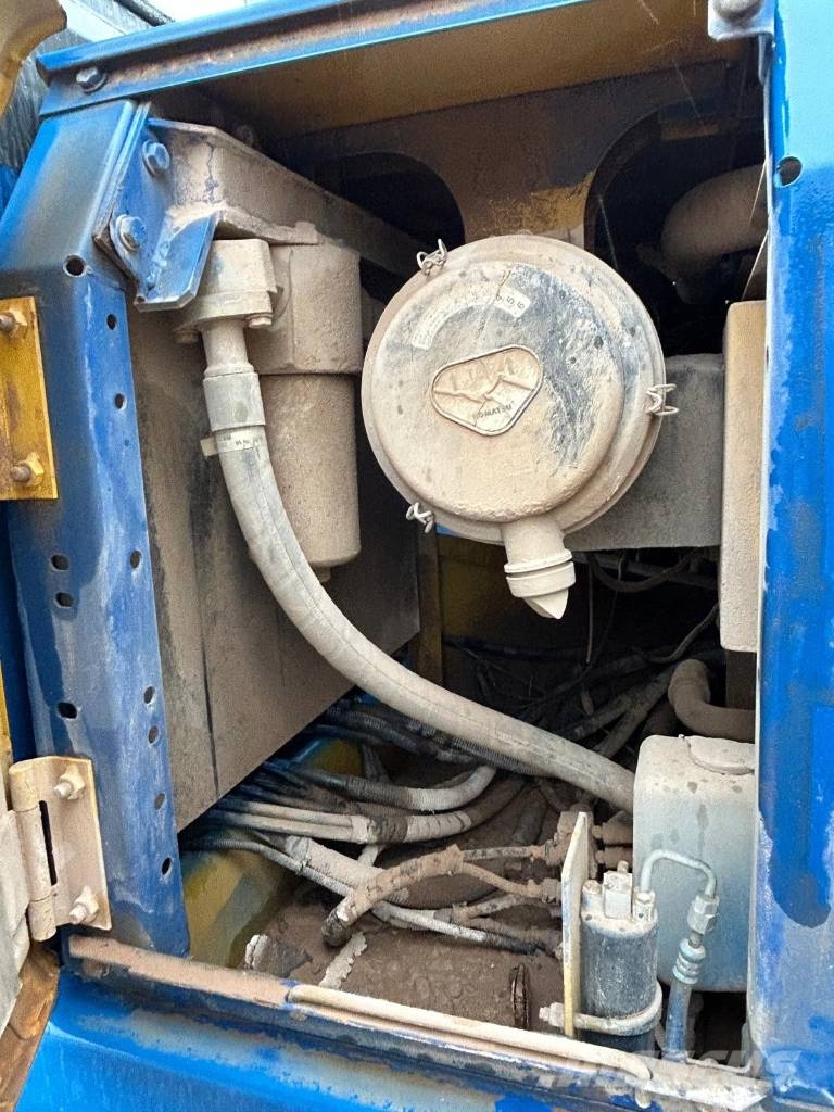 Komatsu PC 210 LC-7 حفارات زحافة