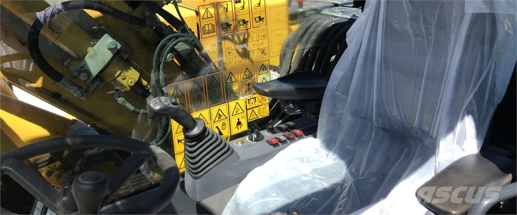 Komatsu PW 180-11 Lastik tekerli ekskavatörler