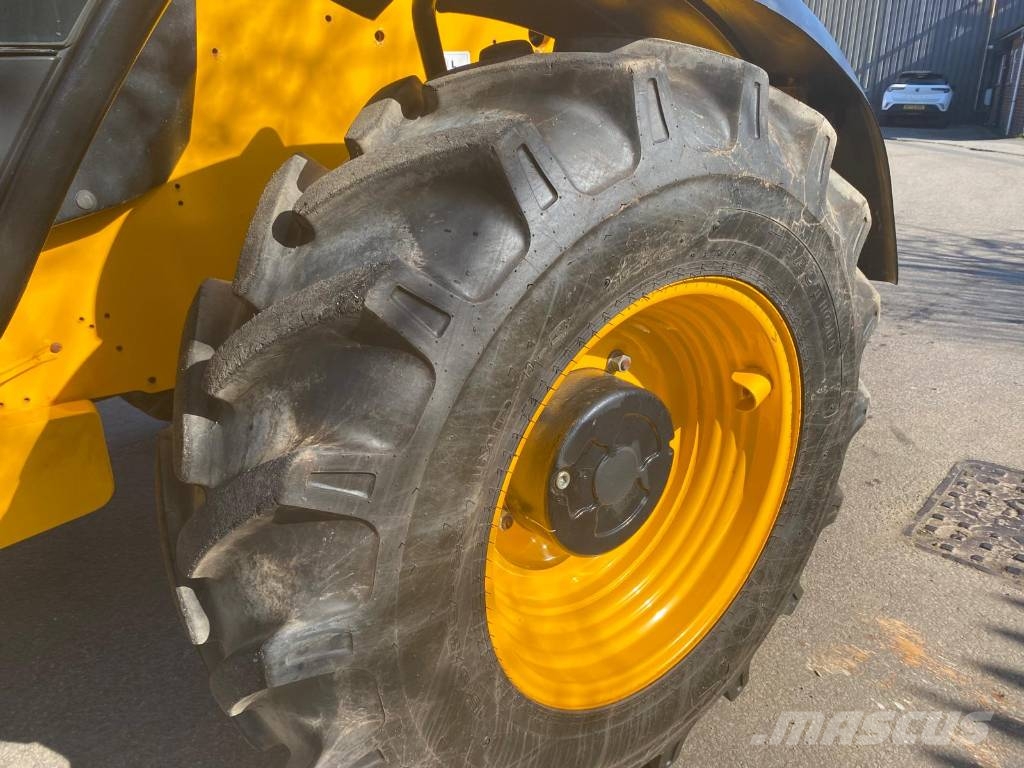 JCB 533-105 Teleskopiskie manipulatori
