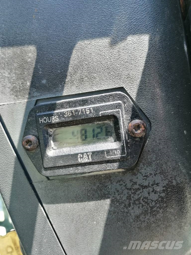 CAT 226 B 3 لوادر انزلاقية التوجيه