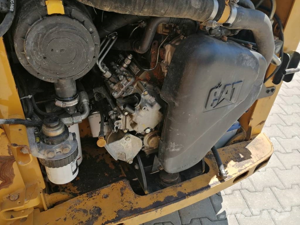 CAT 226 B 3 لوادر انزلاقية التوجيه