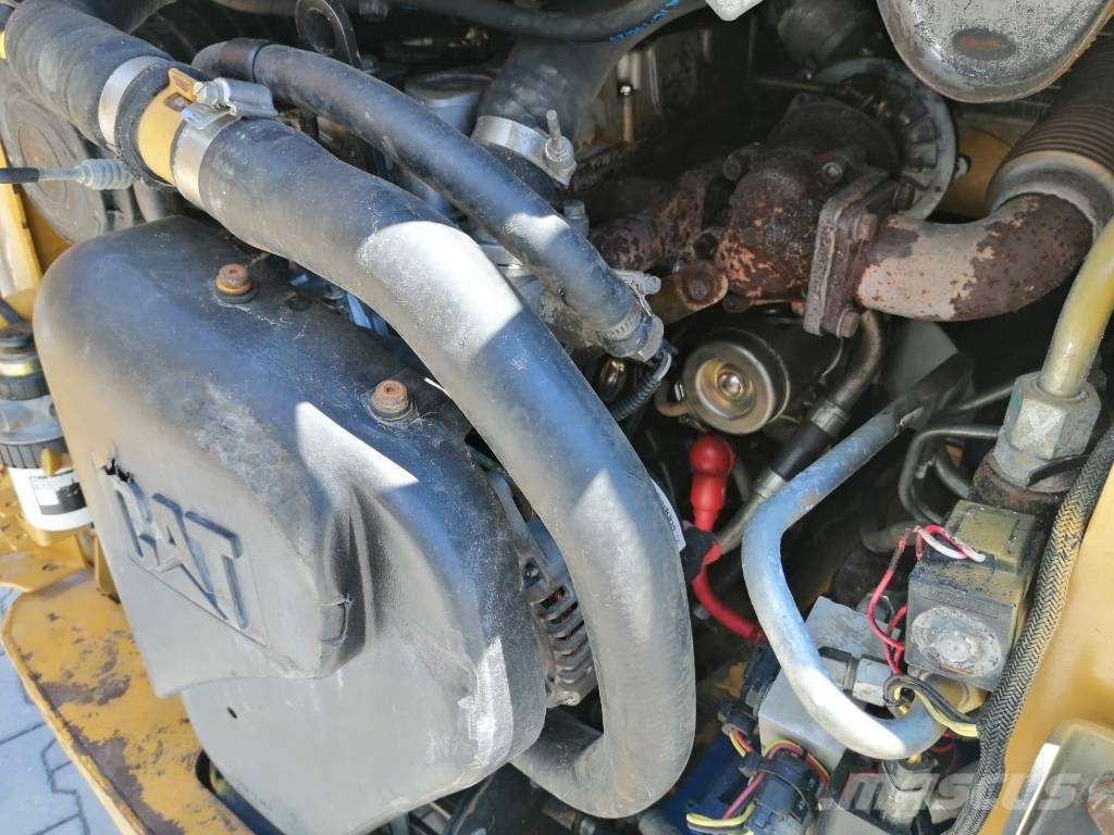 CAT 226 B 3 لوادر انزلاقية التوجيه