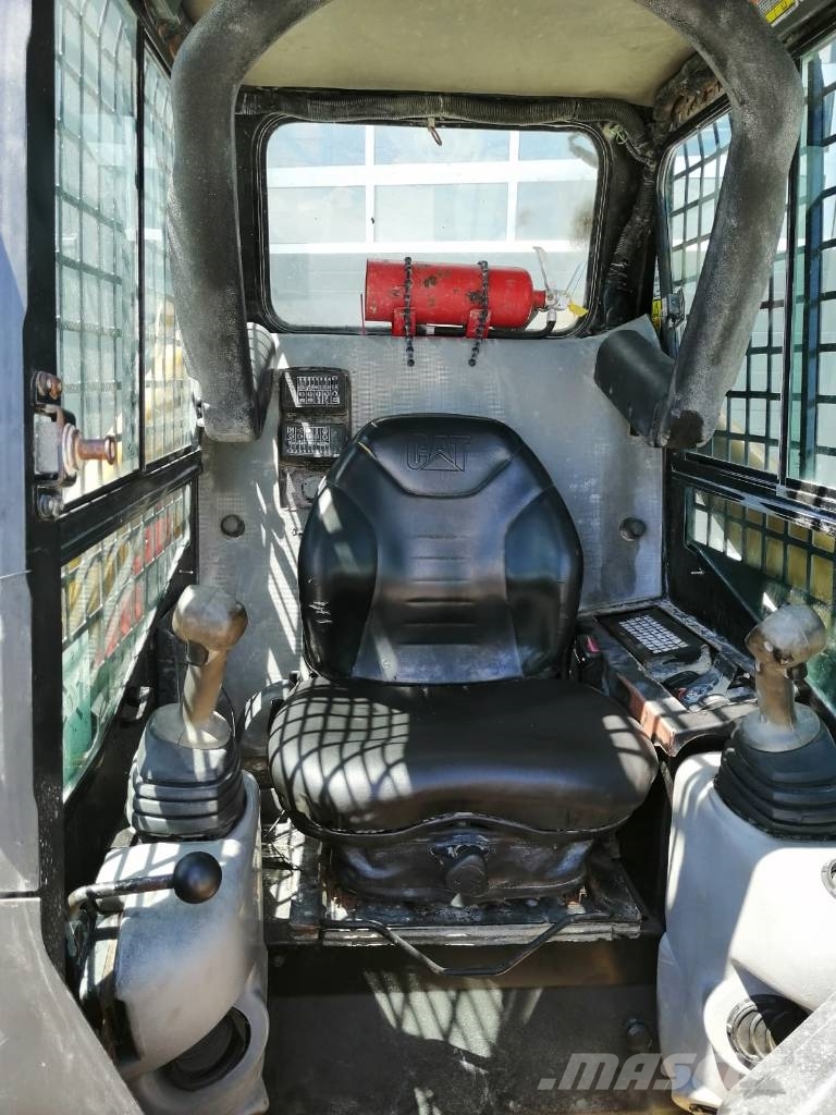 CAT 226 B 3 لوادر انزلاقية التوجيه
