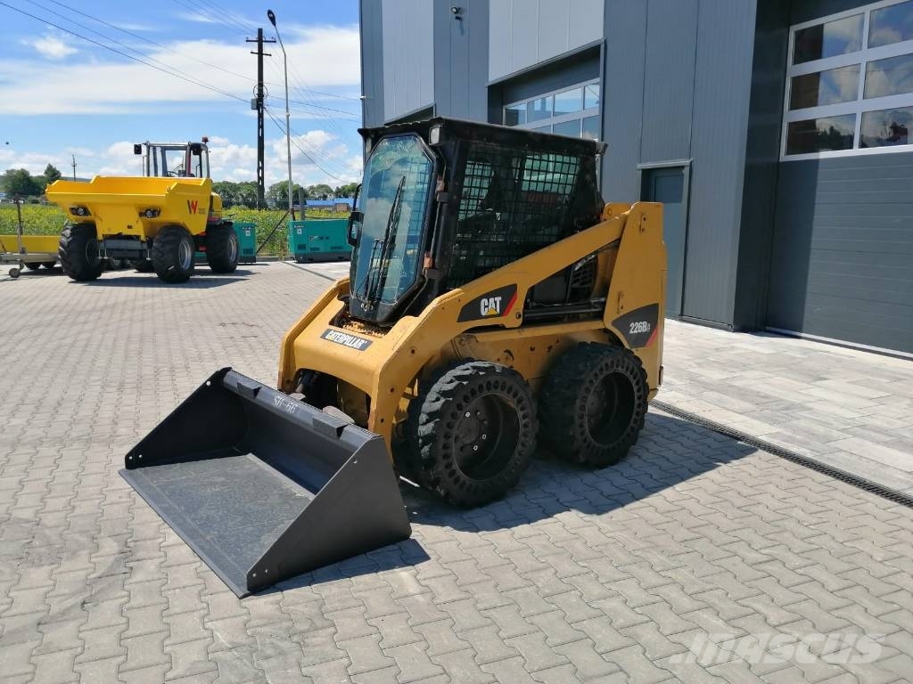 CAT 226 B 3 لوادر انزلاقية التوجيه