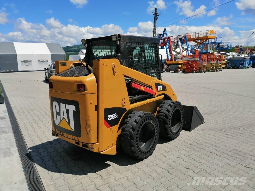 CAT 226 B 3 لوادر انزلاقية التوجيه