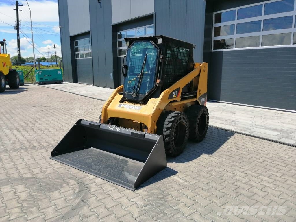 CAT 226 B 3 لوادر انزلاقية التوجيه