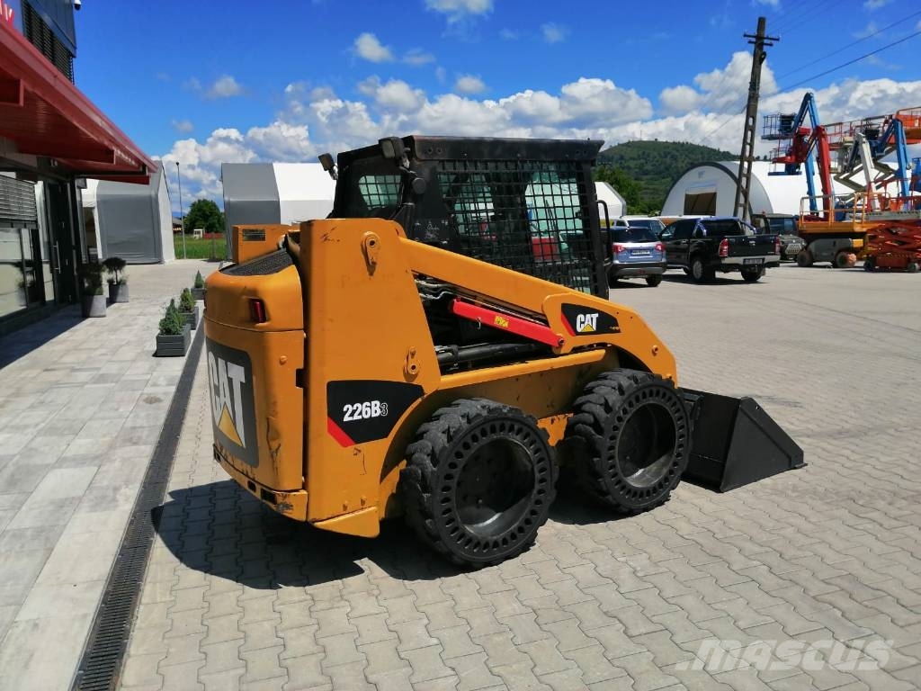 CAT 226 B 3 لوادر انزلاقية التوجيه
