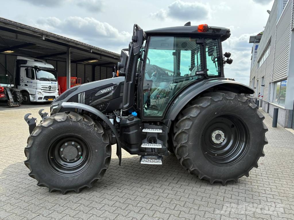 Valtra G125 Active met kruipbak Tractores