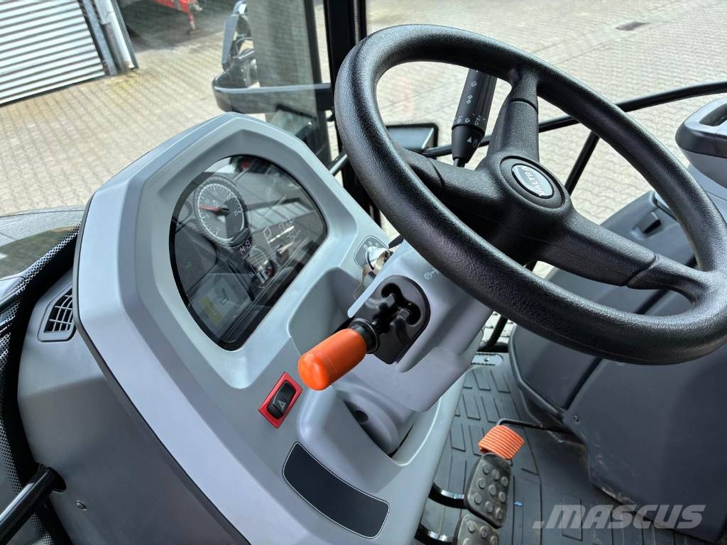 Valtra G125 Active met kruipbak Tractores