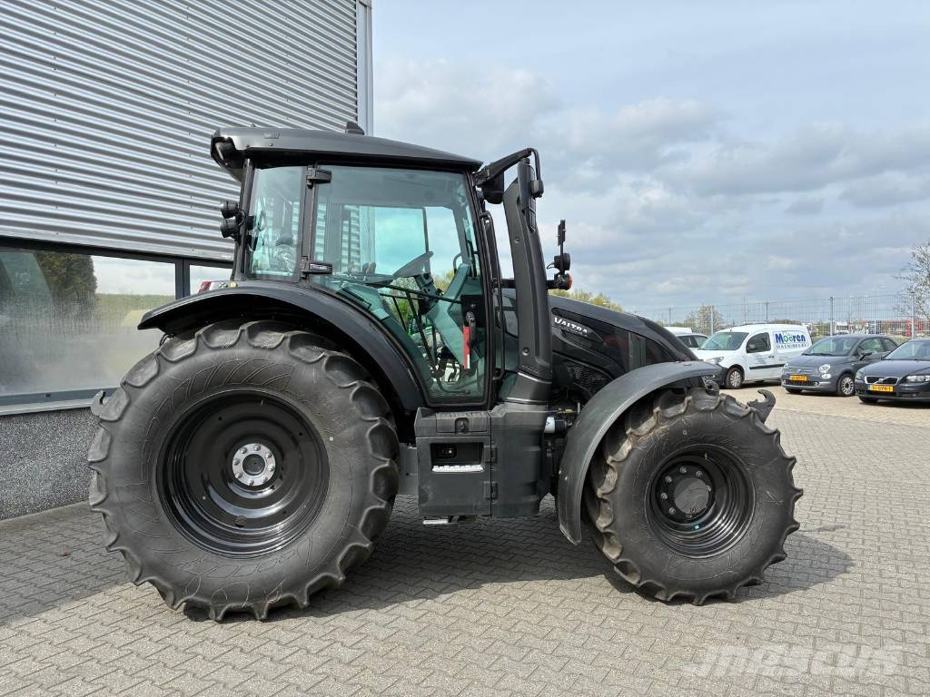 Valtra G125 Active met kruipbak Tractores