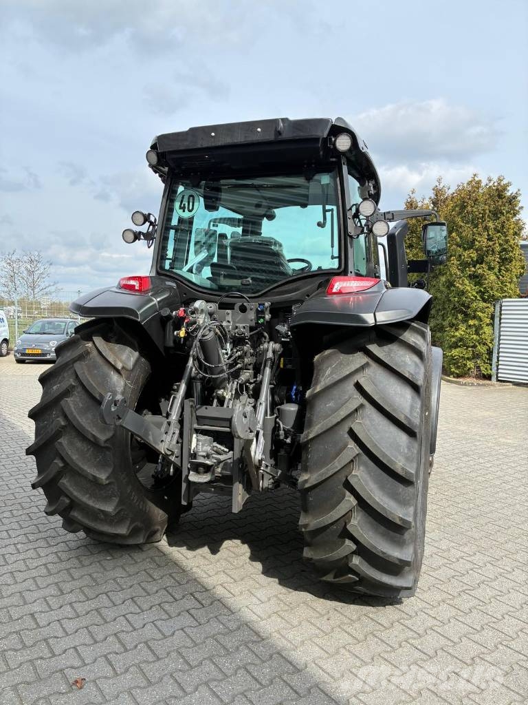 Valtra G125 Active met kruipbak Tractores