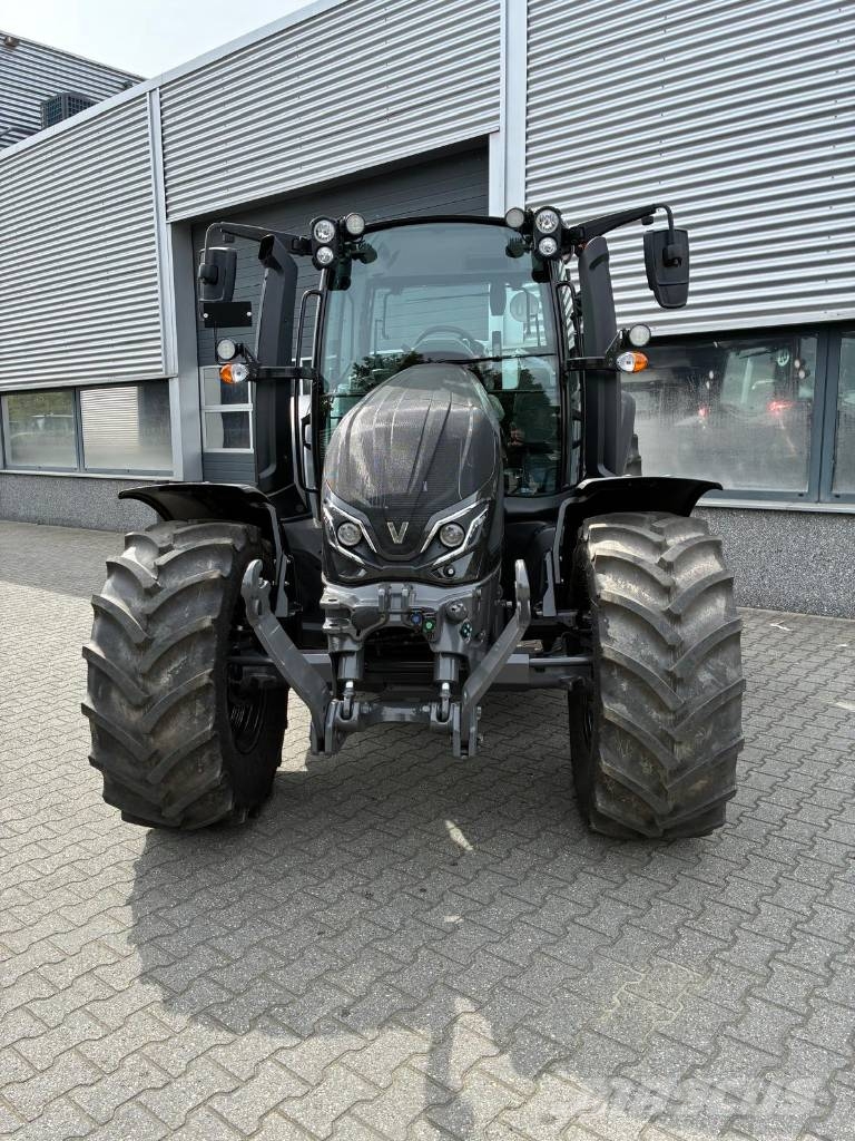 Valtra G125 Active met kruipbak Tractores
