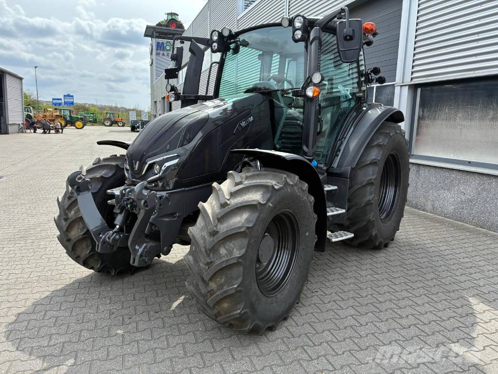 Valtra G125 Active met kruipbak Tractores