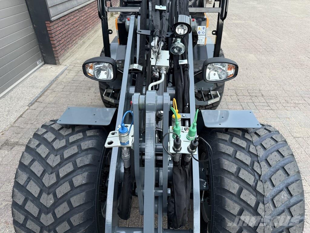 GiANT G3500 X-TRA shovel NIEUW Kolesni nakladalci