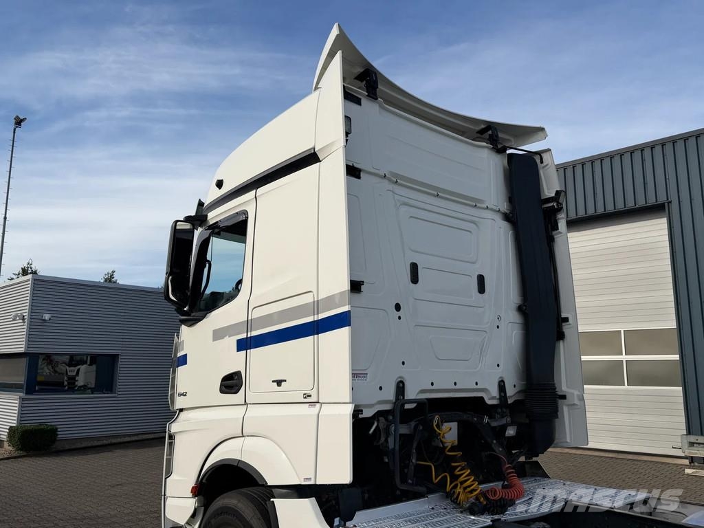 Mercedes-Benz Actros 1942 Full Spoiler 2 Tank *NL-Truck* Vlačilci