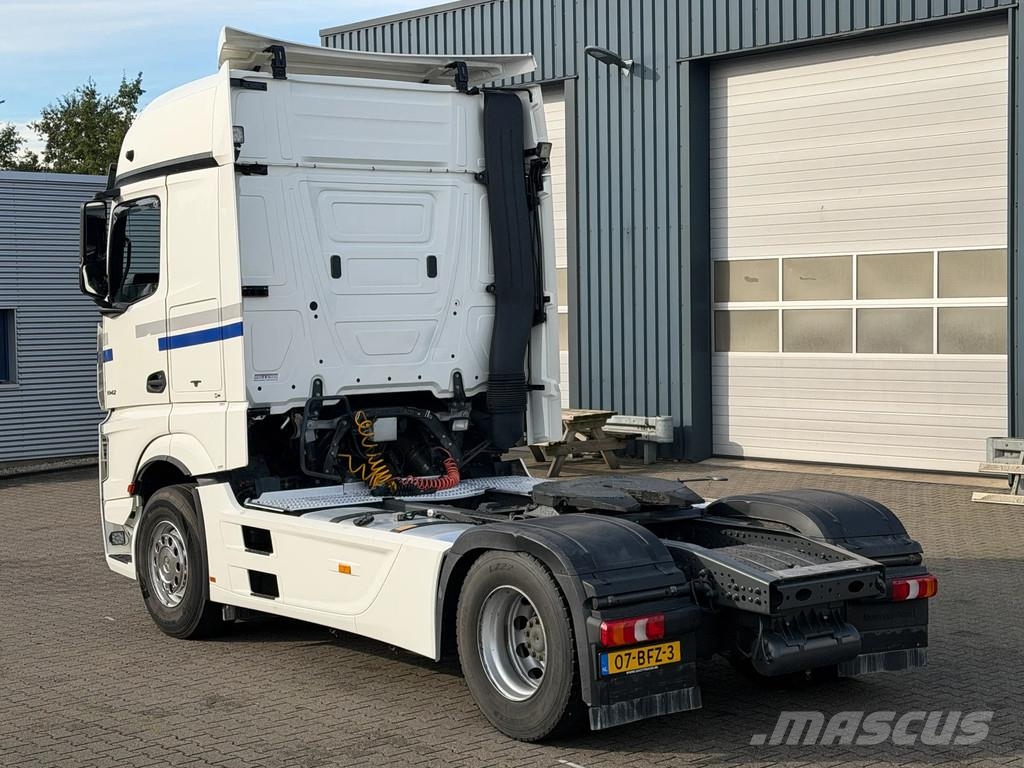 Mercedes-Benz Actros 1942 Full Spoiler 2 Tank *NL-Truck* Vlačilci