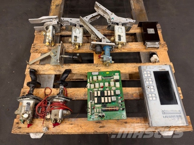 Liebherr R 902 USED HYDauli+ electric parts cab Cabine en interieur