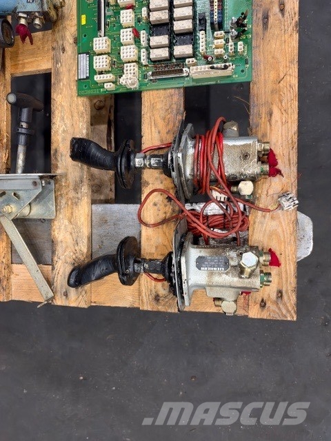 Liebherr R 902 USED HYDauli+ electric parts cab Cabine en interieur