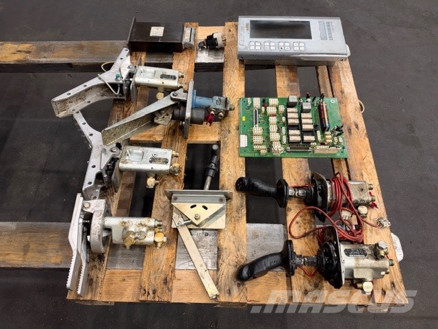 Liebherr R 902 USED HYDauli+ electric parts cab Cabine en interieur