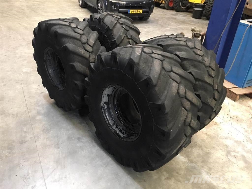 JCB 18 R 19.5 XF tyres Banden, wielen en velgen