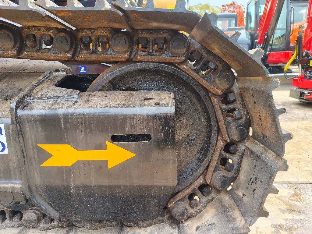 Hitachi ZX200 Гусеничні екскаватори