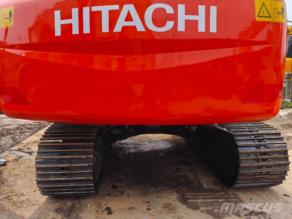 Hitachi ZX200 Гусеничні екскаватори
