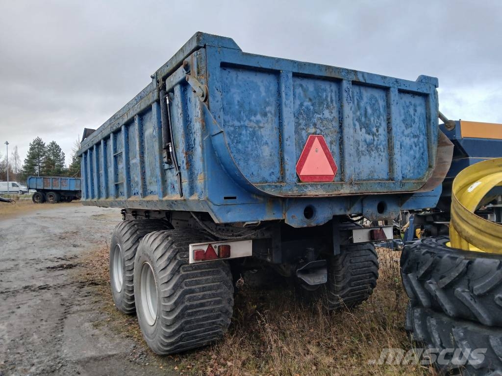 Maansiirtokärry SISU-alustalla Remolques con caja de volteo