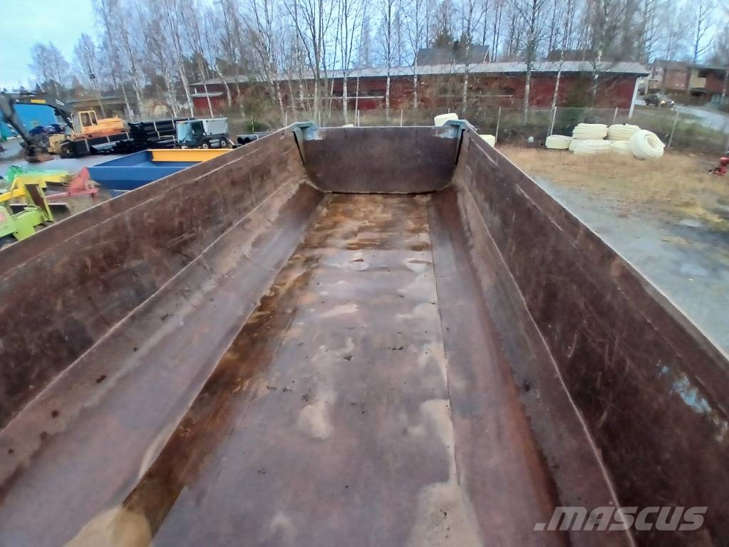 Maansiirtokärry SISU-alustalla Remolques con caja de volteo