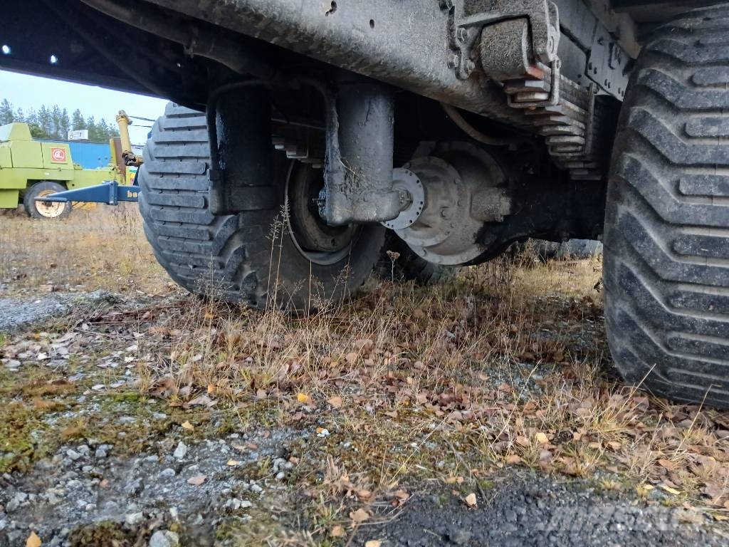 Maansiirtokärry SISU-alustalla Remolques con caja de volteo