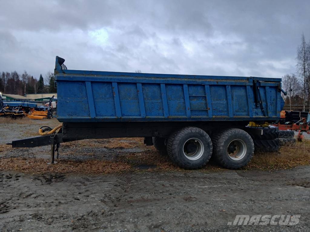 Maansiirtokärry SISU-alustalla Remolques con caja de volteo