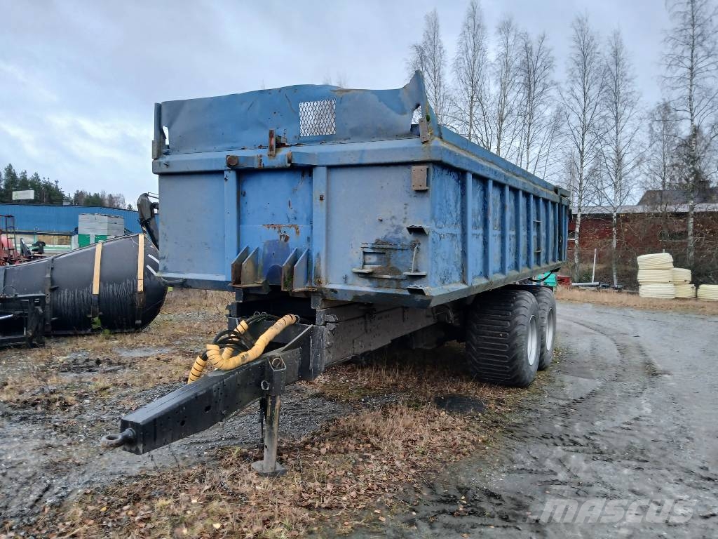 Maansiirtokärry SISU-alustalla Remolques con caja de volteo