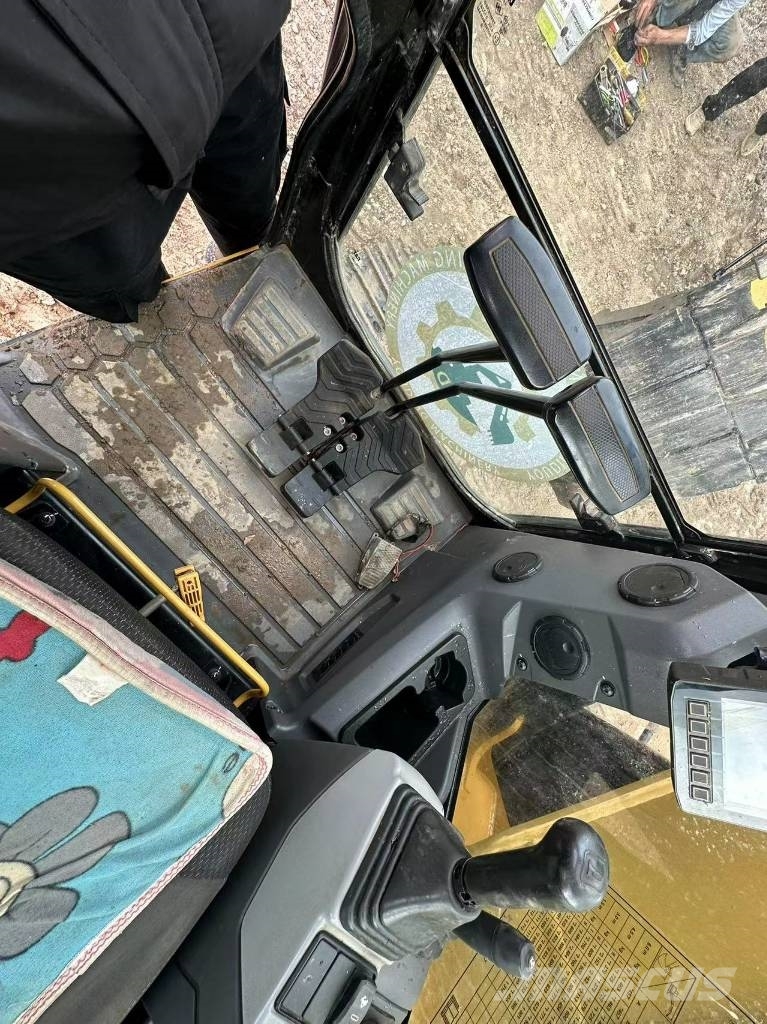 CAT 307 中型挖掘机