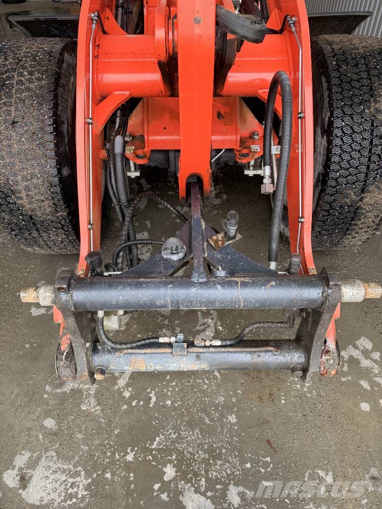 Kubota R 070  ( Vaihdossa käy kaikki ) Gumikerekes homlokrakodók