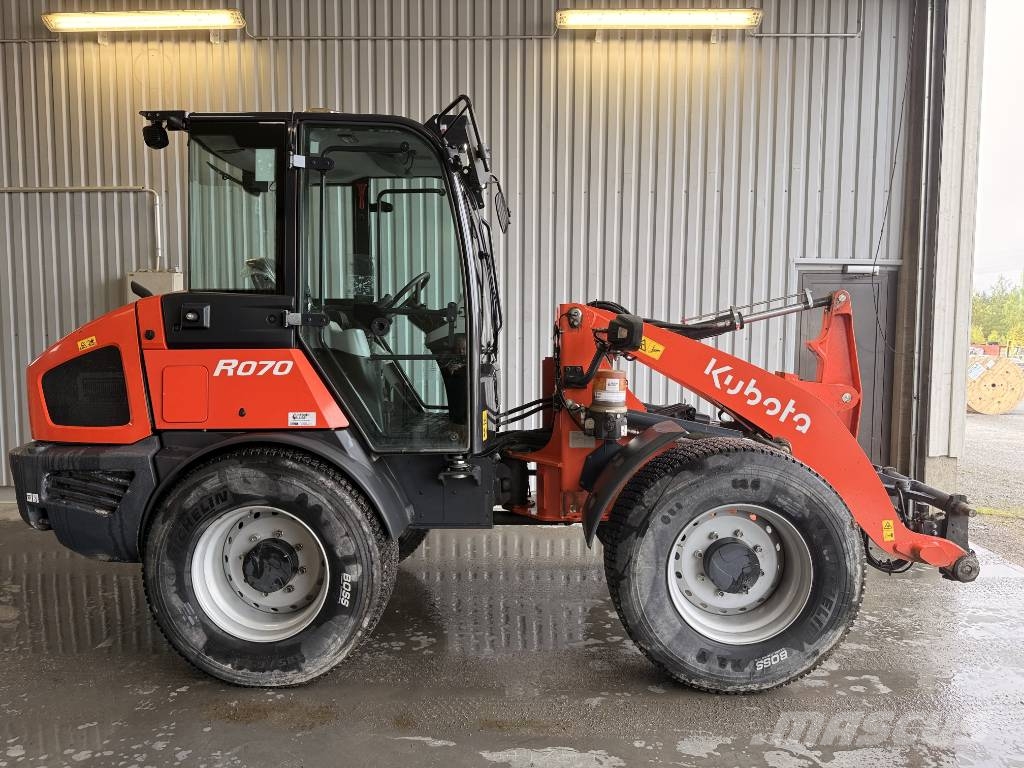 Kubota R 070  ( Vaihdossa käy kaikki ) Gumikerekes homlokrakodók