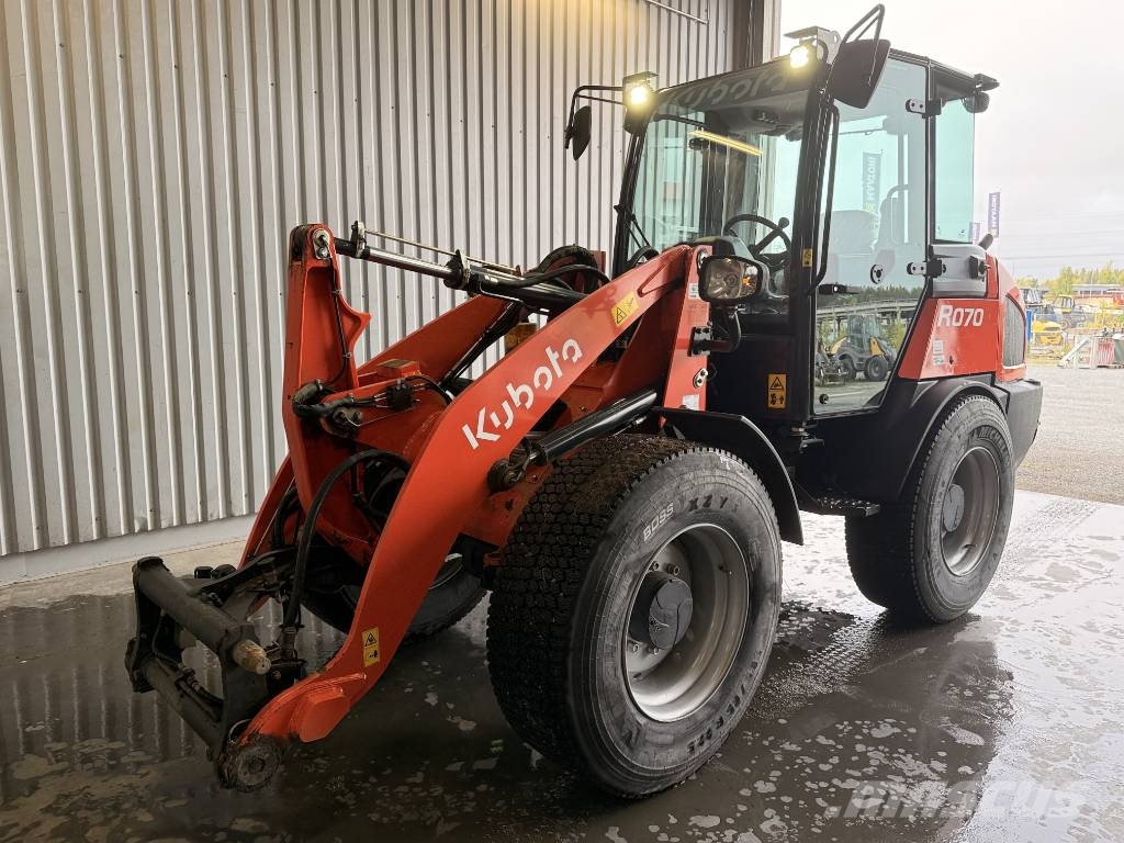 Kubota R 070  ( Vaihdossa käy kaikki ) Gumikerekes homlokrakodók