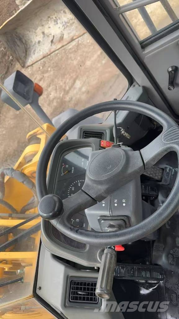 TCM L 32 Kolesni nakladalci