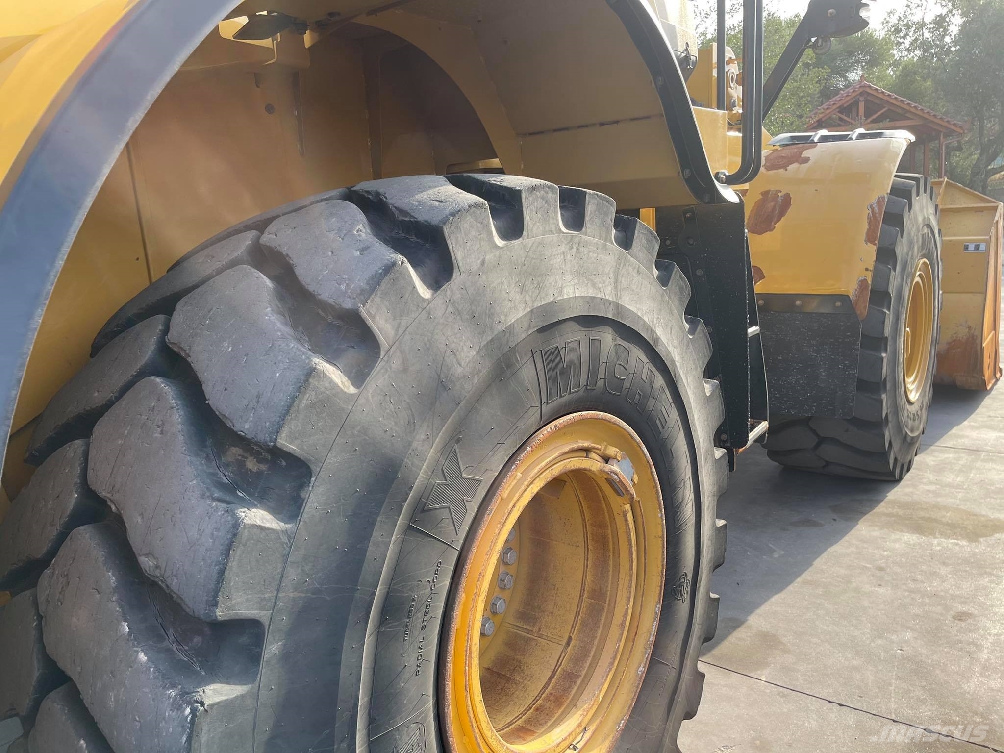 CAT 966M لوادر بعجل