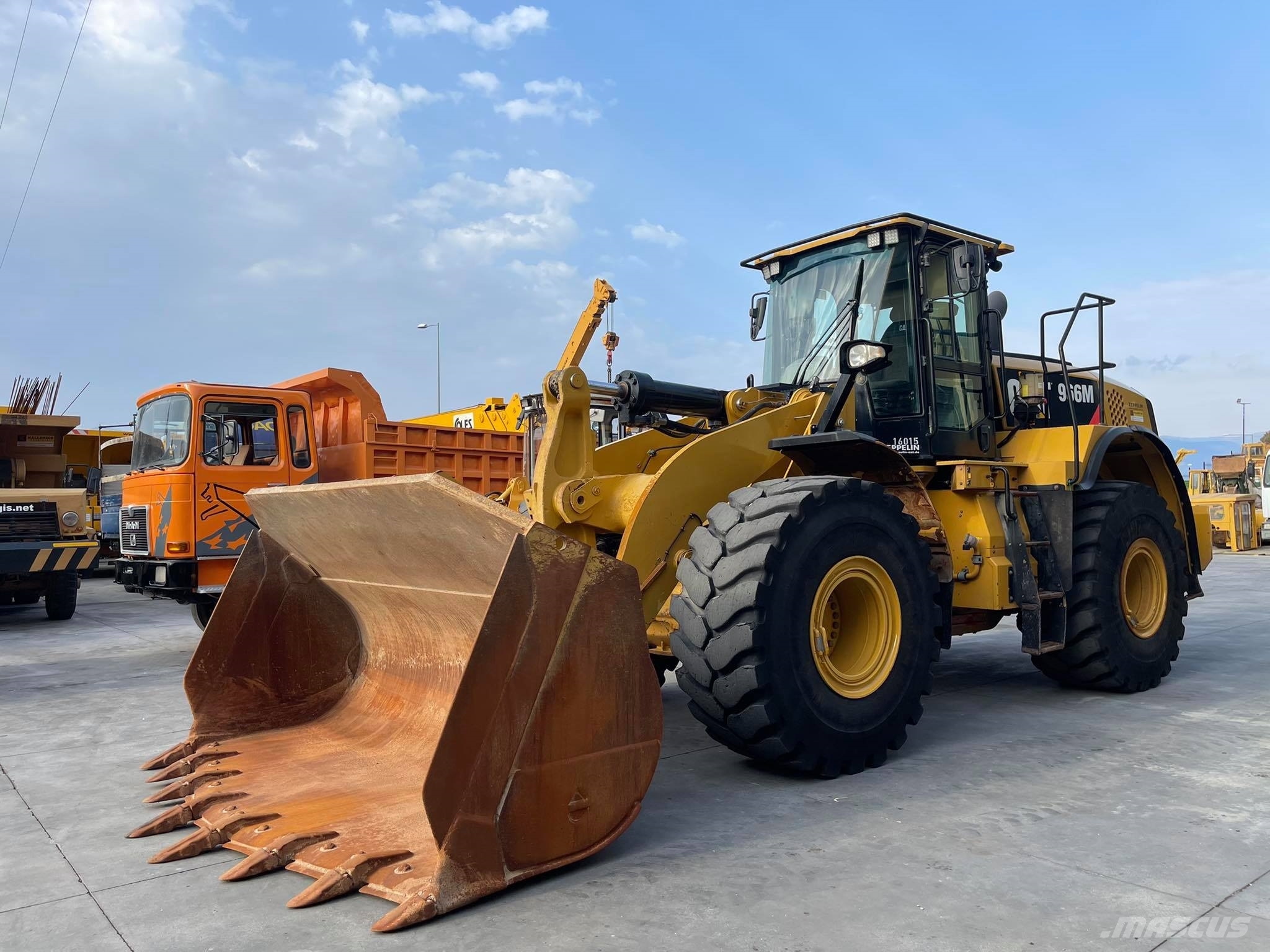 CAT 966M لوادر بعجل