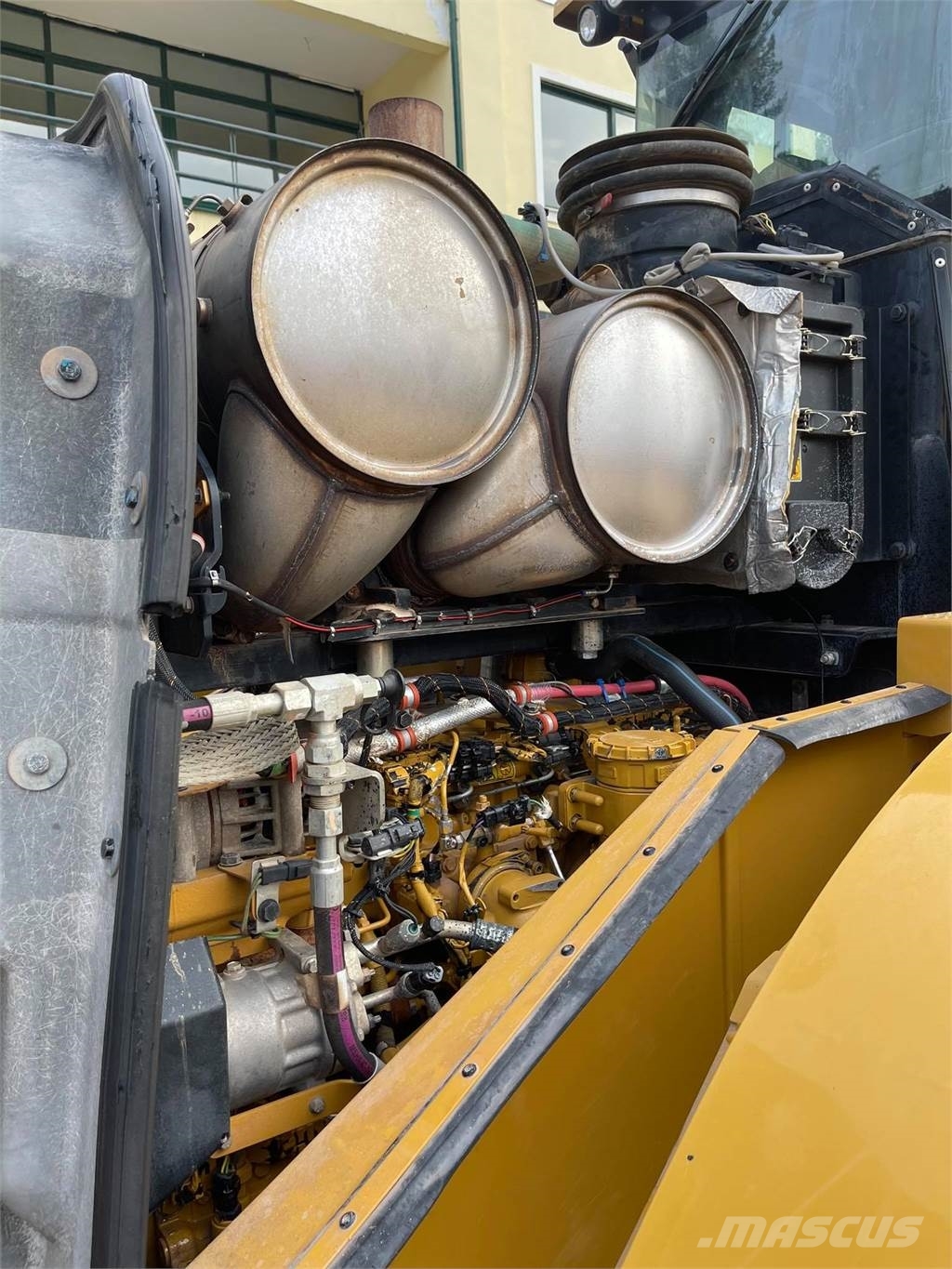 CAT 966M لوادر بعجل