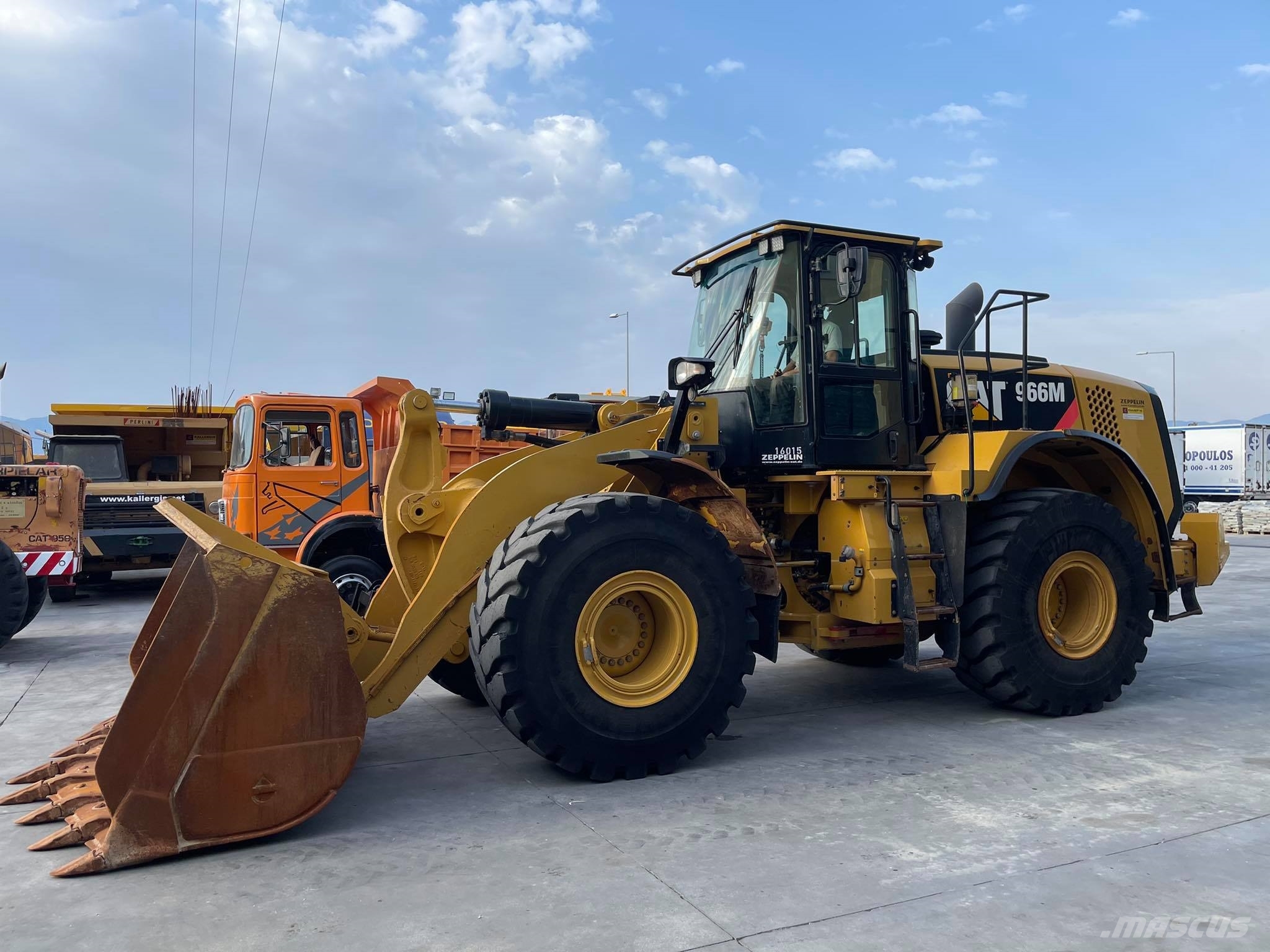 CAT 966M لوادر بعجل
