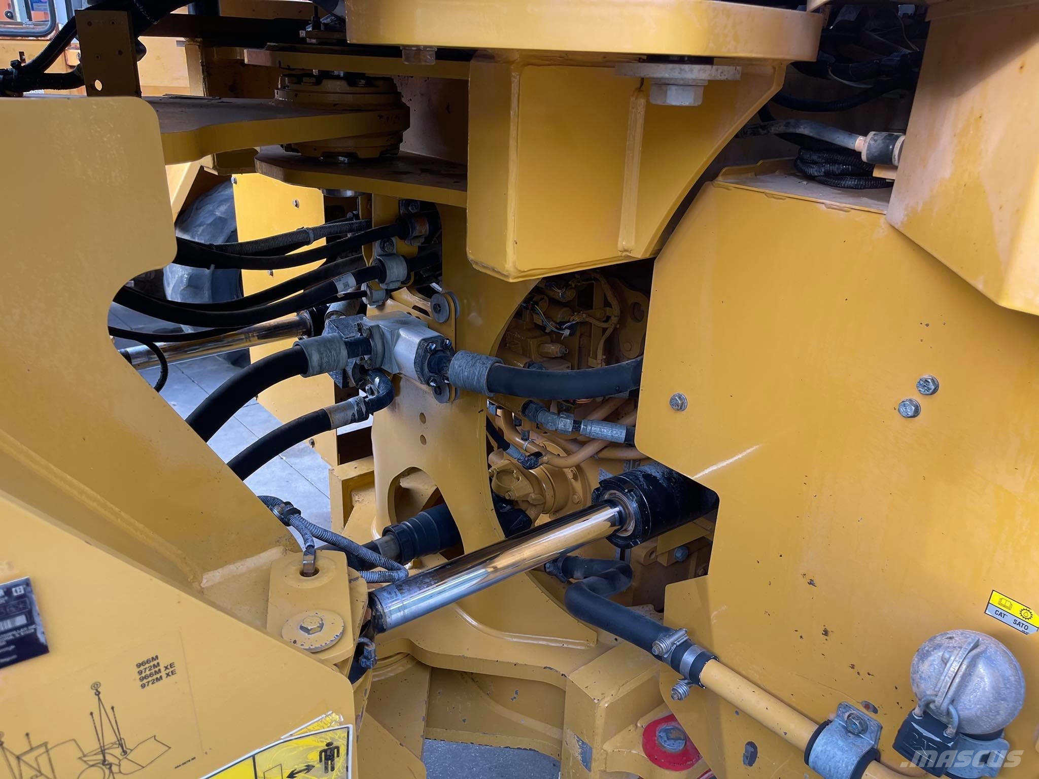 CAT 966M لوادر بعجل