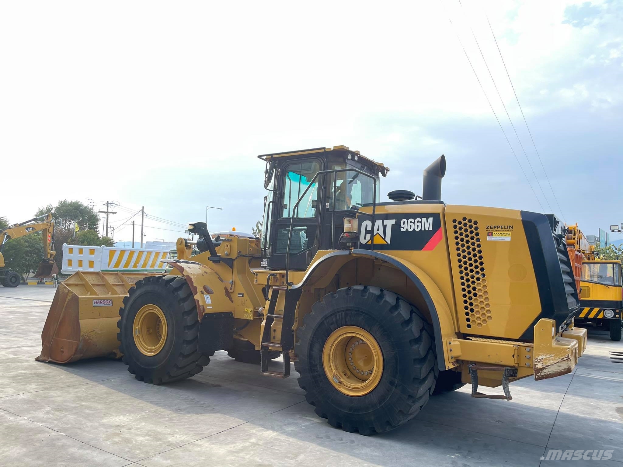 CAT 966M لوادر بعجل